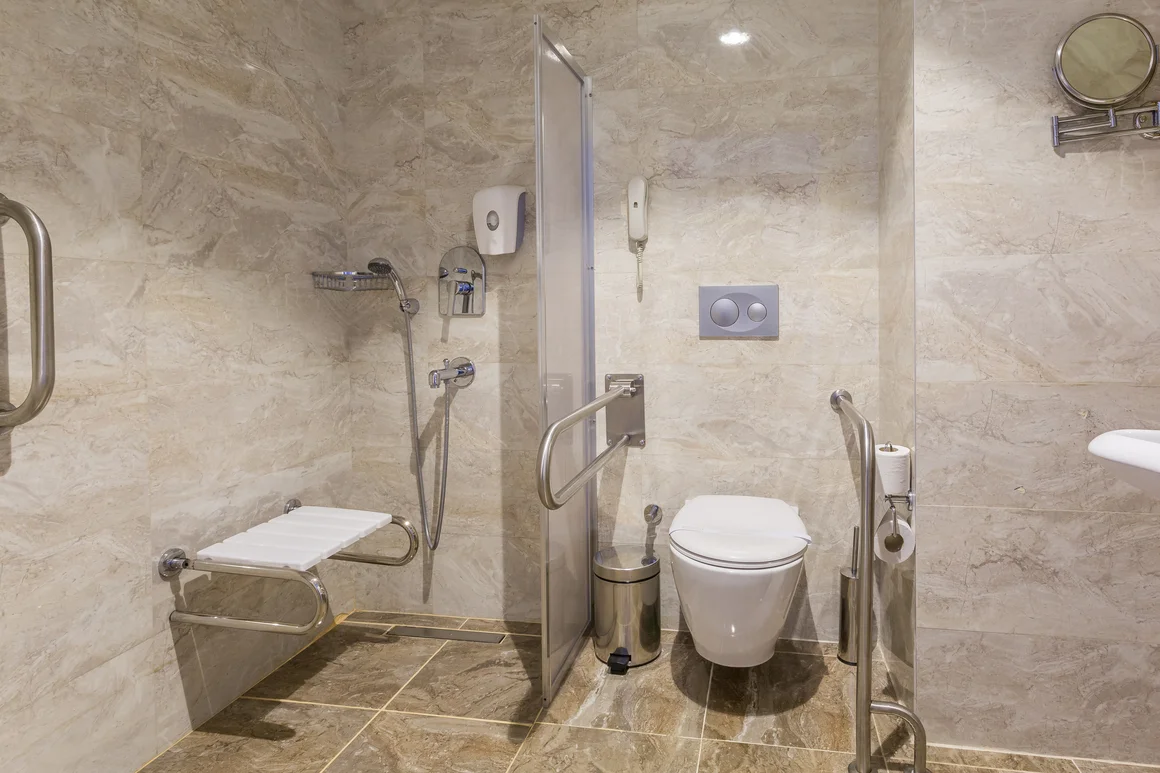 Barrierefreies Badezimmer mit Haltegriffen